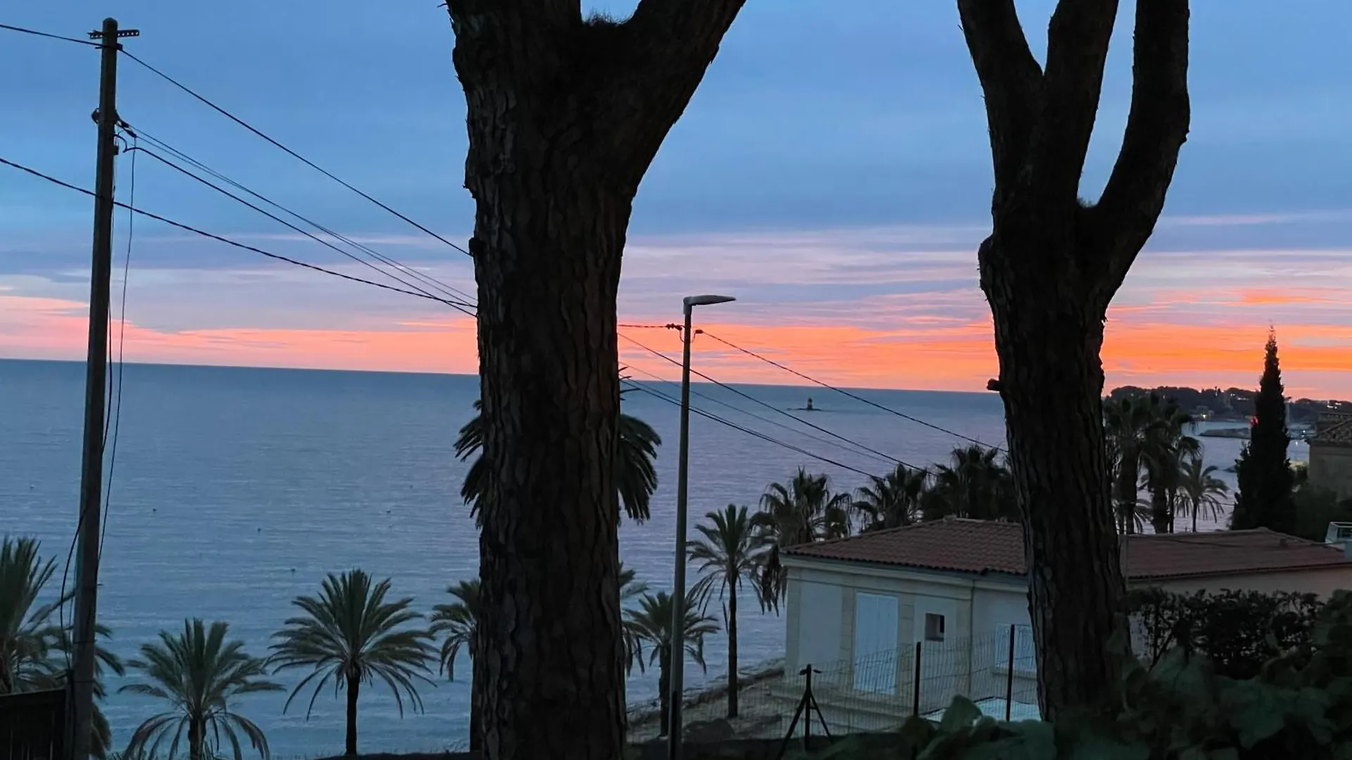 Bandol : Tres Bel Appartement Avec Grande Terrasse Et Vue Exceptionnelle Sur Mer 0*,  France