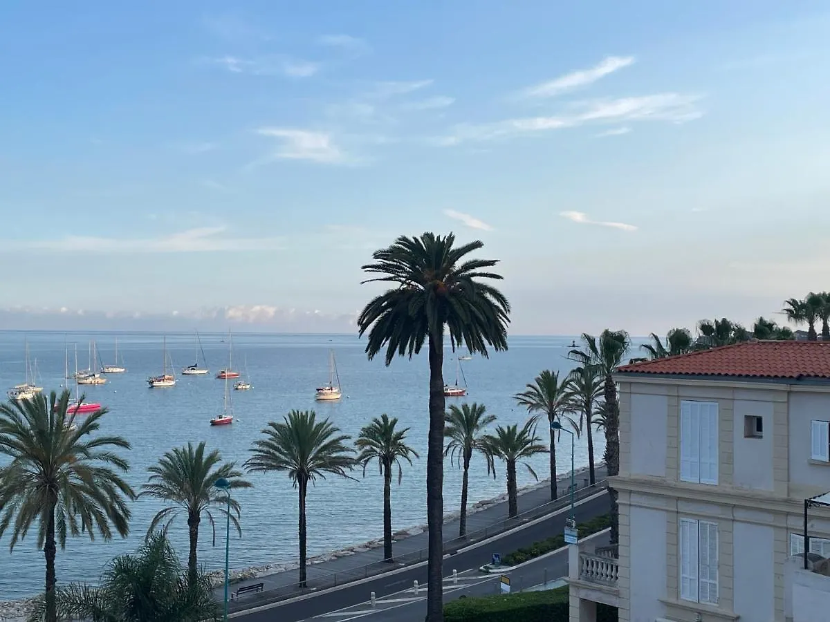Bandol : Tres Bel Appartement Avec Grande Terrasse Et Vue Exceptionnelle Sur Mer Apartment