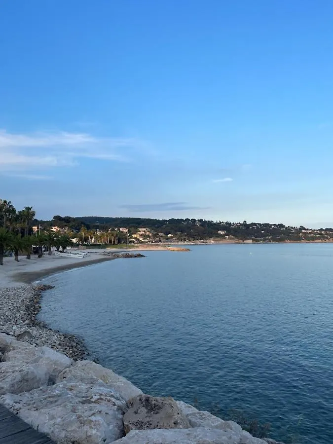 Bandol : Tres Bel Appartement Avec Grande Terrasse Et Vue Exceptionnelle Sur Mer