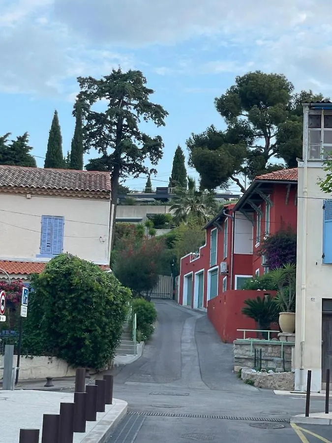 Bandol : Tres Bel Appartement Avec Grande Terrasse Et Vue Exceptionnelle Sur Mer Apartment