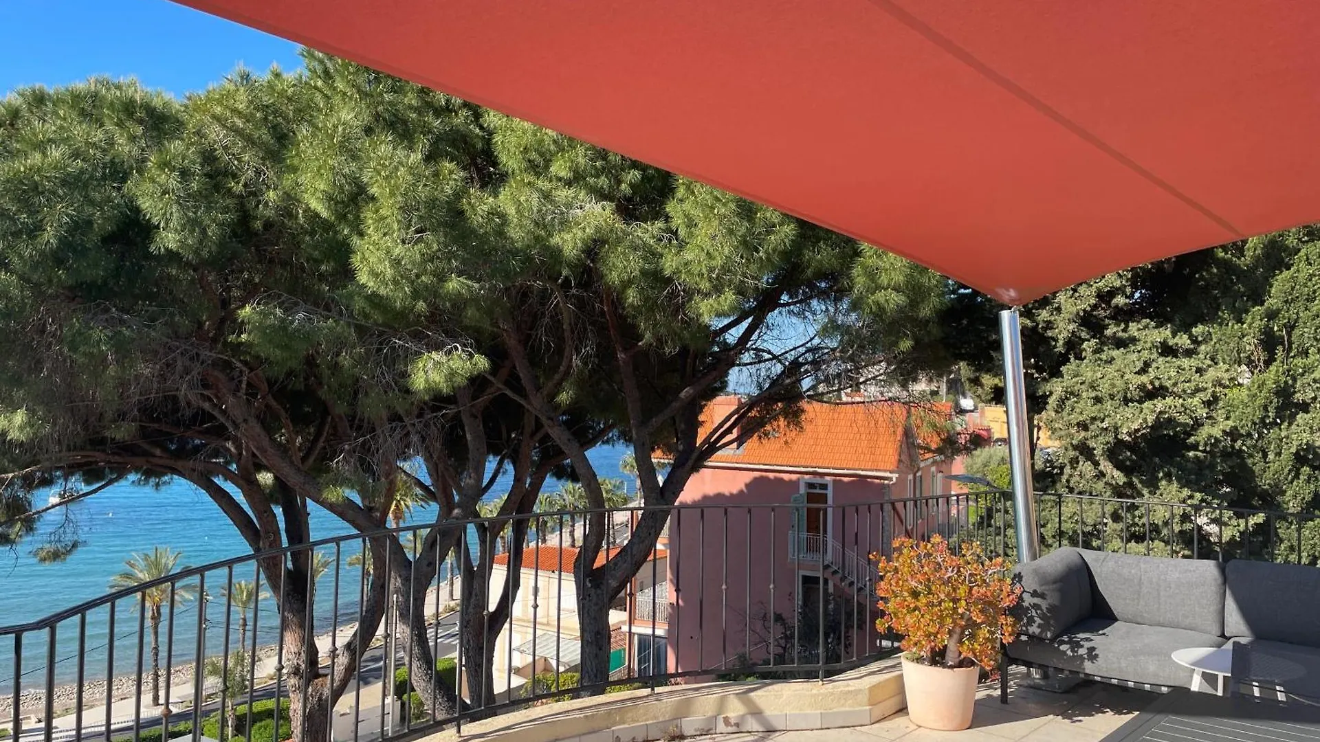Bandol : Tres Bel Appartement Avec Grande Terrasse Et Vue Exceptionnelle Sur Mer Apartment